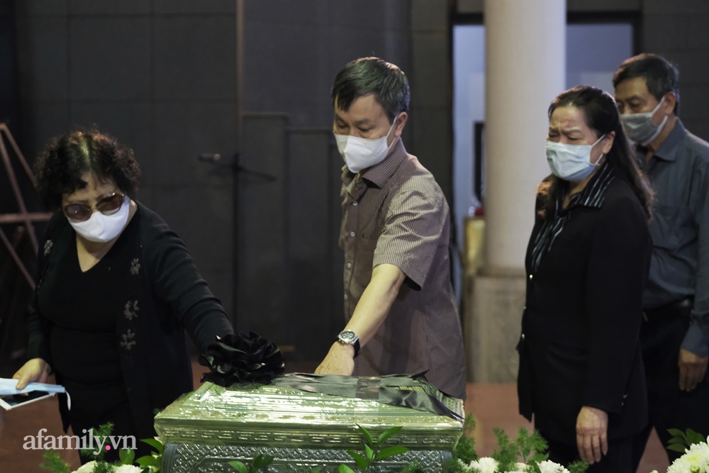 Lễ tang nhạc sĩ Ngọc Châu Thì thầm mùa xuân: Gia đình khóc nghẹn; Chồng diva Mỹ Linh, Chiều Xuân và dàn nghệ sĩ lần lượt vào viếng-10