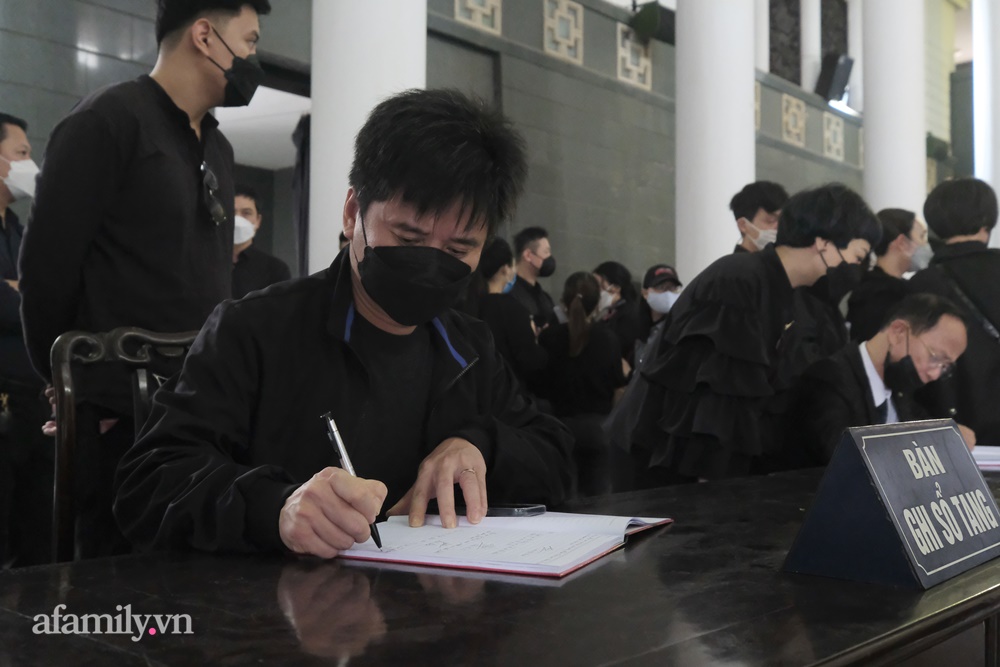 Lễ tang nhạc sĩ Ngọc Châu Thì thầm mùa xuân: Gia đình khóc nghẹn; Chồng diva Mỹ Linh, Chiều Xuân và dàn nghệ sĩ lần lượt vào viếng-11
