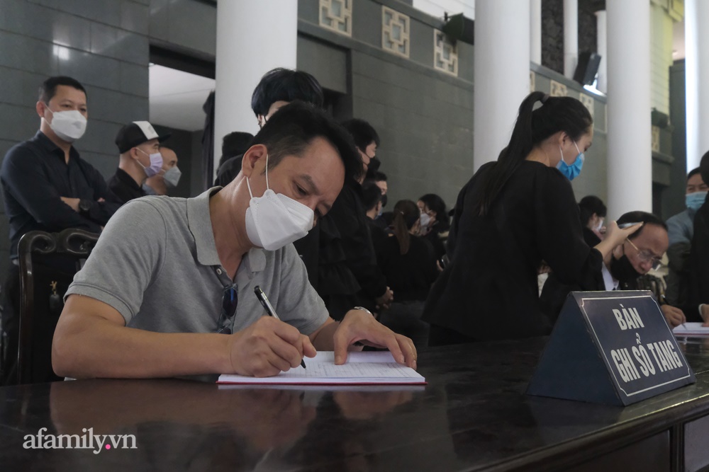 Lễ tang nhạc sĩ Ngọc Châu Thì thầm mùa xuân: Gia đình khóc nghẹn; Chồng diva Mỹ Linh, Chiều Xuân và dàn nghệ sĩ lần lượt vào viếng-5