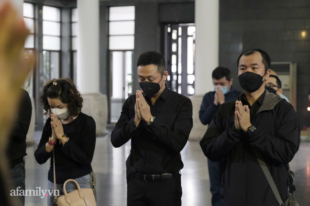 Lễ tang nhạc sĩ Ngọc Châu Thì thầm mùa xuân: Gia đình khóc nghẹn; Chồng diva Mỹ Linh, Chiều Xuân và dàn nghệ sĩ lần lượt vào viếng-7