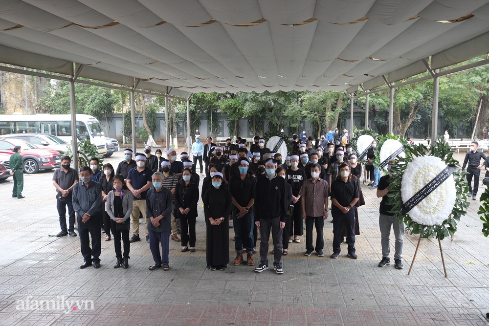 Lễ tang nhạc sĩ Ngọc Châu Thì thầm mùa xuân: Gia đình khóc nghẹn; Chồng diva Mỹ Linh, Chiều Xuân và dàn nghệ sĩ lần lượt vào viếng-8