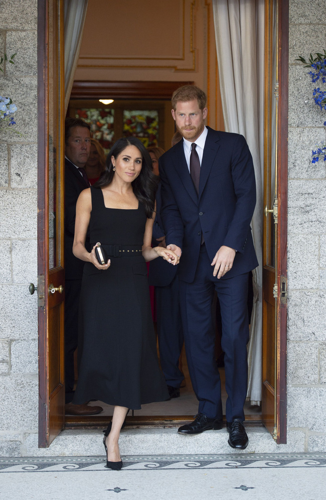 7 outfit đẹp xuất sắc mà hội BTV thời trang muốn Meghan Markle mặc lại: Bất ngờ khi có bộ bị cho là vô ý vô tứ-4