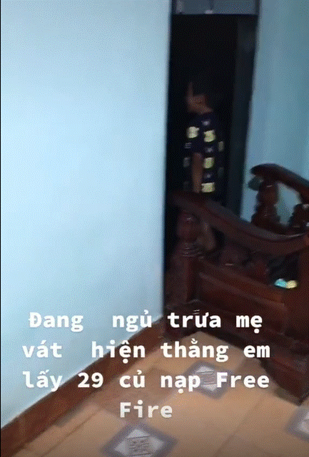 Xôn xao clip bé trai hack 29 triệu của mẹ để... nạp tiền chơi game, phụ huynh cần làm gì?-1