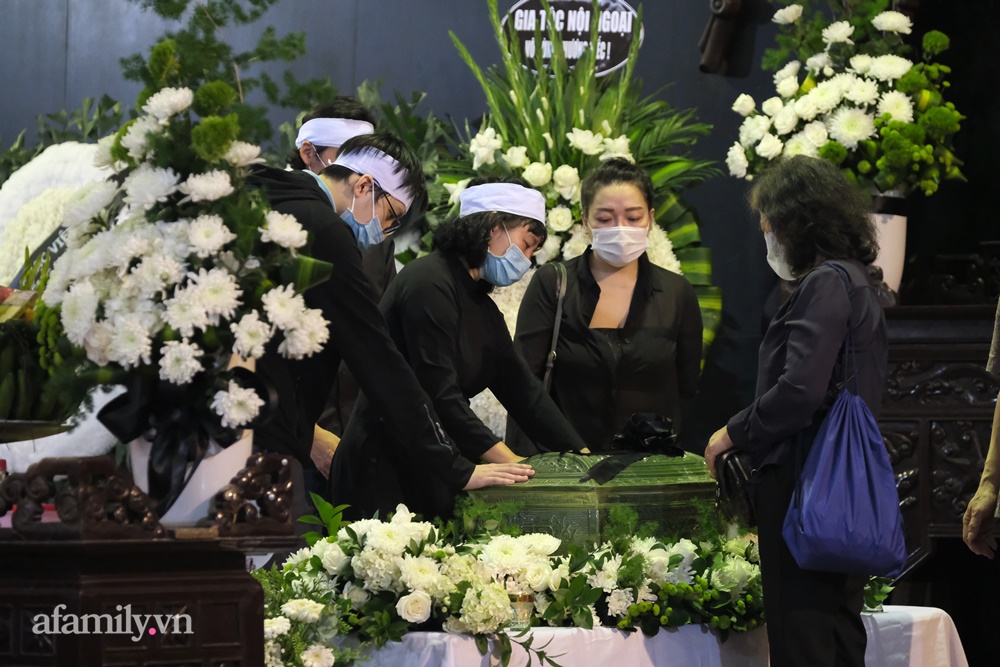 Lễ tang nhạc sĩ Ngọc Châu Thì thầm mùa xuân: Gia đình khóc nghẹn; Chồng diva Mỹ Linh, Chiều Xuân và dàn nghệ sĩ lần lượt vào viếng-13