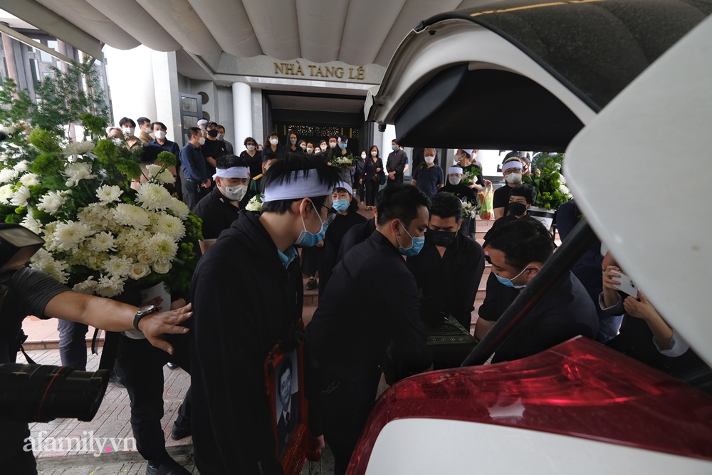 Lễ tang nhạc sĩ Ngọc Châu Thì thầm mùa xuân: Gia đình khóc nghẹn; Chồng diva Mỹ Linh, Chiều Xuân và dàn nghệ sĩ lần lượt vào viếng-16