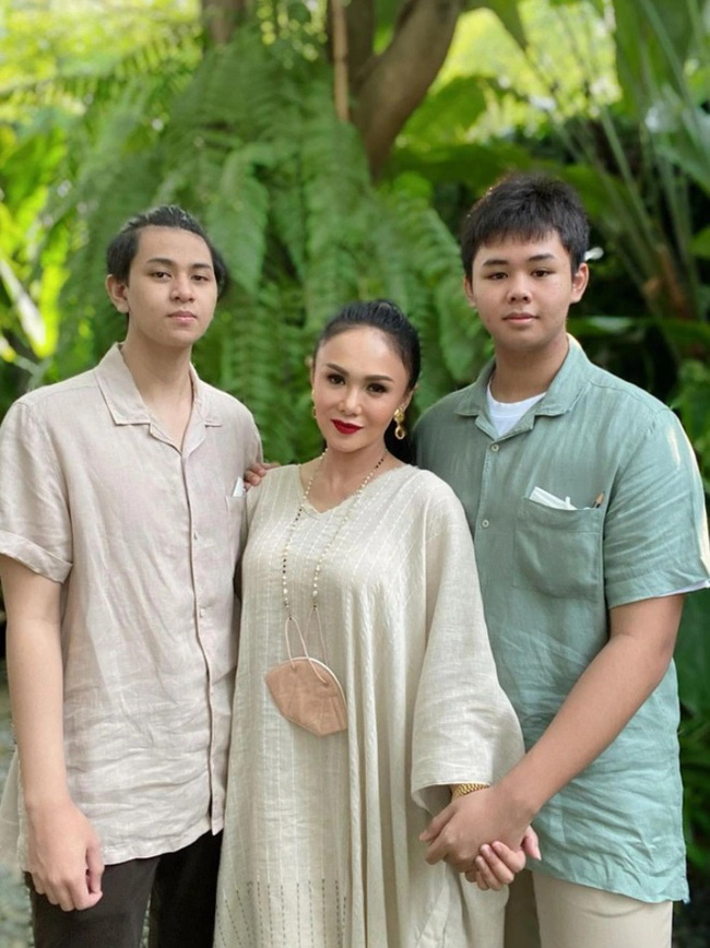 Nữ ca sĩ đình đám GÂY SỐC khi ngồi xuống... xem phim ĐEN với con trai 19 tuổi, choáng nhất là câu hỏi đầy nhạy cảm sau đó-1