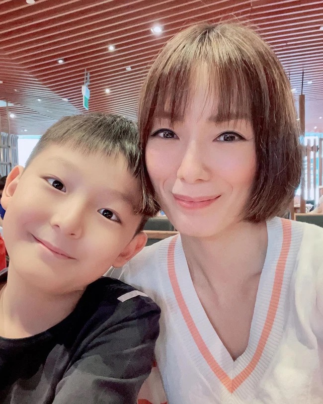 Nữ ca sĩ đình đám GÂY SỐC khi ngồi xuống... xem phim ĐEN với con trai 19 tuổi, choáng nhất là câu hỏi đầy nhạy cảm sau đó-3