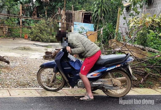 Nam thanh niên gục chết trên xe máy bên vệ đường-1