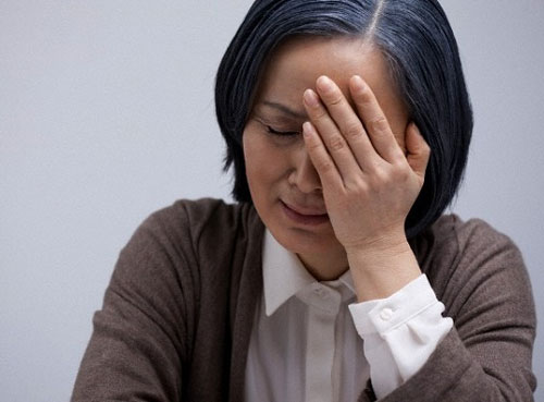 Mẹ đưa thẻ lương cho tôi giữ để tiện chăm lo cho bà, chị dâu phản ứng bằng hành động chẳng ai ngờ tới-2