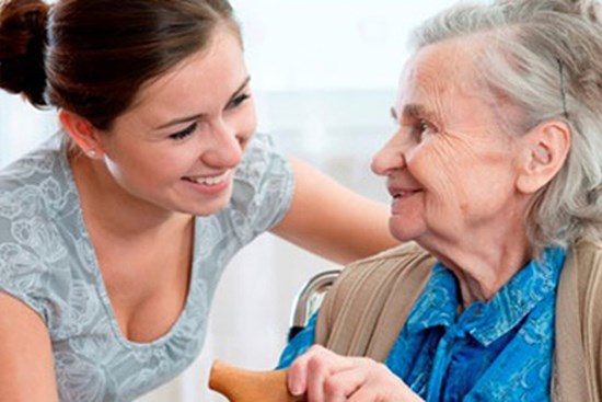 Mẹ đưa thẻ lương cho tôi giữ để tiện chăm lo cho bà, chị dâu phản ứng bằng hành động chẳng ai ngờ tới