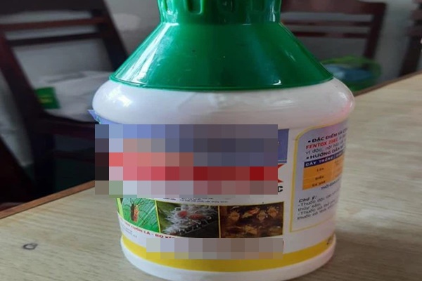 Cha pha thuốc trừ sâu vào nước ngọt cho con uống-1