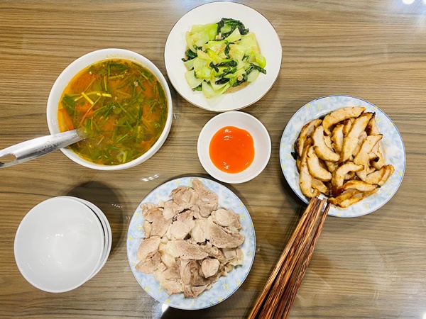 Mâm cơm đậm chất miền Trung của cô dâu Hà Nội lấy chồng Hà Tĩnh, ông xã thích cơm nhà nên từ vụng về&nbsp;trở thành vợ đảm-2