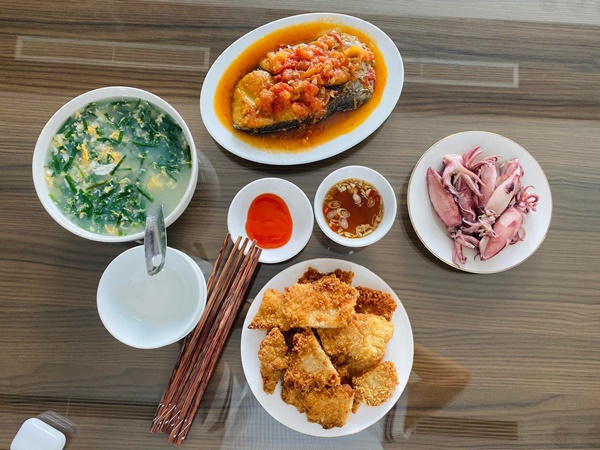 Mâm cơm đậm chất miền Trung của cô dâu Hà Nội lấy chồng Hà Tĩnh, ông xã thích cơm nhà nên từ vụng về&nbsp;trở thành vợ đảm-4