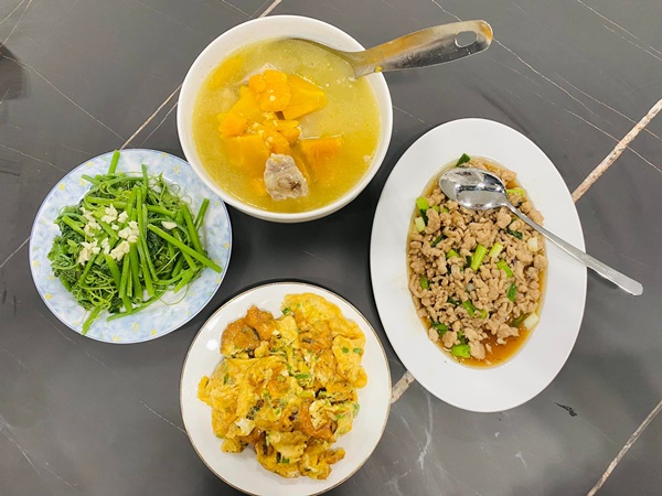 Mâm cơm đậm chất miền Trung của cô dâu Hà Nội lấy chồng Hà Tĩnh, ông xã thích cơm nhà nên từ vụng về trở thành vợ đảm-5