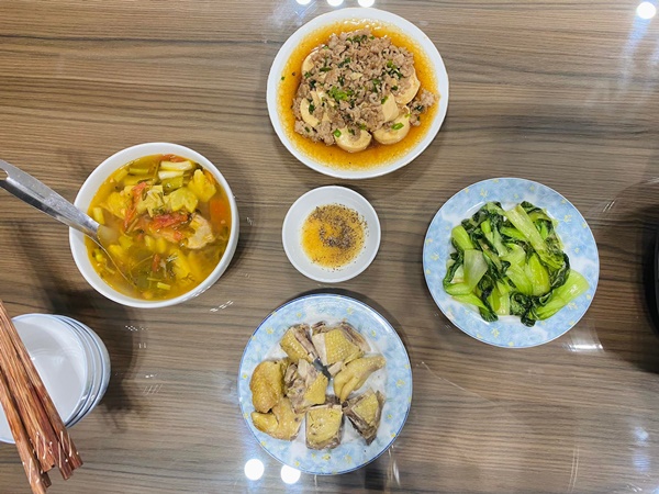 Mâm cơm đậm chất miền Trung của cô dâu Hà Nội lấy chồng Hà Tĩnh, ông xã thích cơm nhà nên từ vụng về&nbsp;trở thành vợ đảm-14