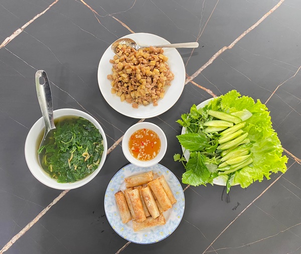 Mâm cơm đậm chất miền Trung của cô dâu Hà Nội lấy chồng Hà Tĩnh, ông xã thích cơm nhà nên từ vụng về&nbsp;trở thành vợ đảm-16