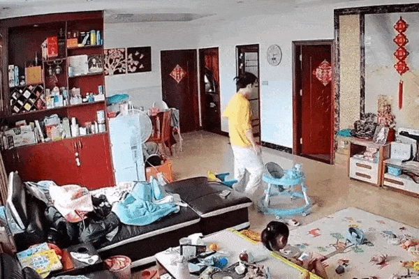 Mẹ bỉm mải xem điện thoại, con trai mất tích ngay trước mắt, 5 giây sau phát hiện con ở nơi không ai ngờ tới-1