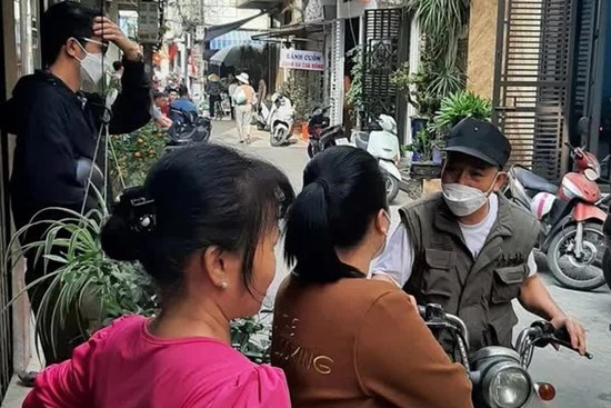 Cha dùng búa đập liên tiếp vào đầu con trai đang ngủ