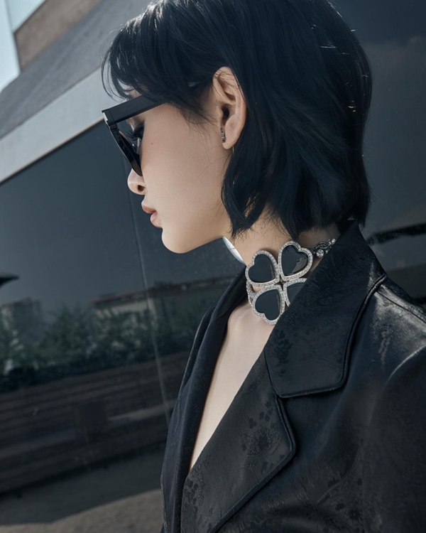 Chẳng cần mài mặt đi hát, Hiền Hồ vẫn là nữ ca sỹ Gen Z sở hữu BST đồ hiệu mà nhiều đàn chị phải kiêng nể-14