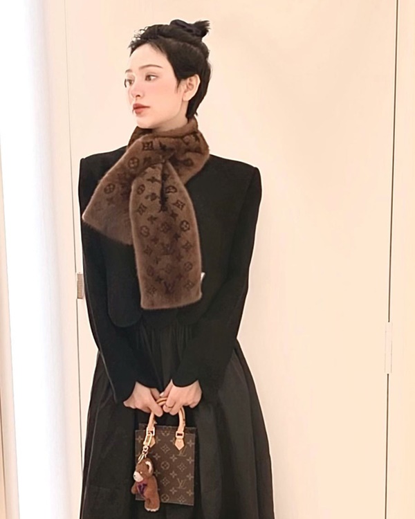 Chẳng cần mài mặt đi hát, Hiền Hồ vẫn là nữ ca sỹ Gen Z sở hữu BST đồ hiệu mà nhiều đàn chị phải kiêng nể-15