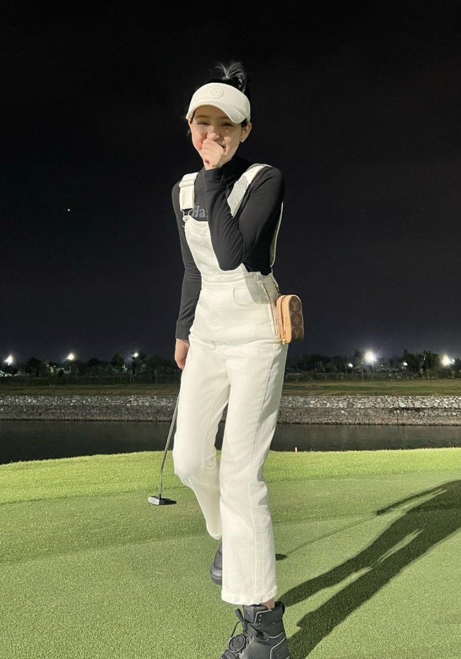 Hiền Hồ dạo này lên như diều gặp gió: Sắm xe chục tỷ, check-in sân golf còn nhiều hơn đi hát, nhìn đến số đồ hiệu mới choáng!-3