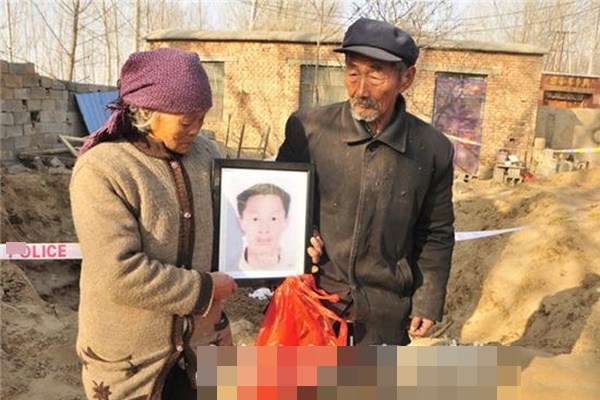 Chồng đi làm xa không về, 5 năm sau phát hiện thi thể được chôn dưới sân nhà hàng xóm, cảnh sát điều tra mới hé lộ chân tướng ghê rợn-4