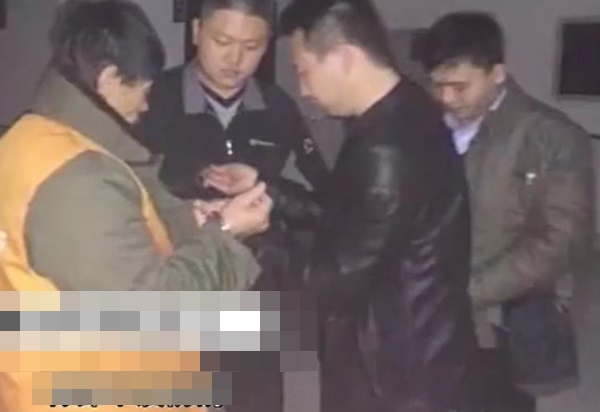 Chồng đi làm xa không về, 5 năm sau phát hiện thi thể được chôn dưới sân nhà hàng xóm, cảnh sát điều tra mới hé lộ chân tướng ghê rợn-6