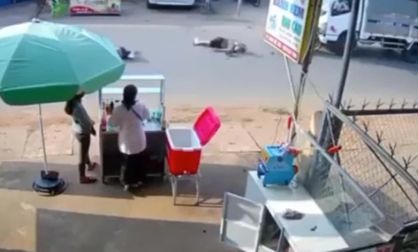 2 thanh niên say rượu tông thẳng vào đầu xe tải, hình ảnh chiếc xe máy tại hiện trường gây ám ảnh-1