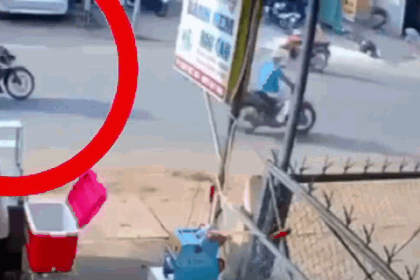 2 thanh niên say rượu tông thẳng vào đầu xe tải, hình ảnh chiếc xe máy tại hiện trường gây ám ảnh