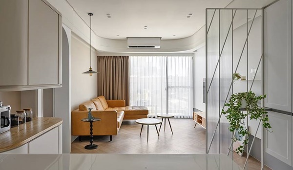 Căn hộ thiết kế tông màu trắng sang trọng, mở rộng không gian, phòng thay đồ sang xịn đáp ứng nhu cầu của nữ gia chủ-1