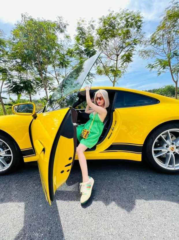 Chị gái đại gia quận 7 khoe cuộc sống giàu sang không thua em, đầy siêu xe và kim cương-4