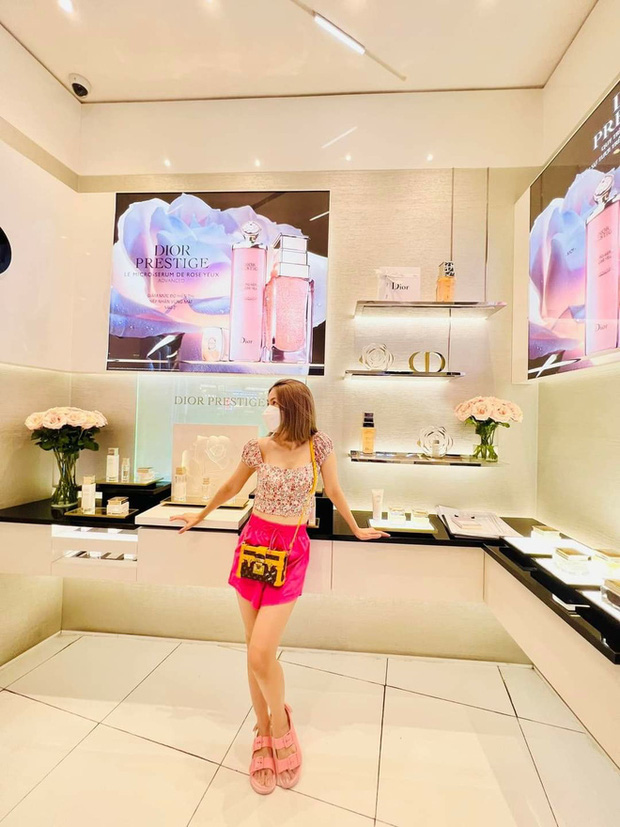 Chị gái đại gia quận 7 khoe cuộc sống giàu sang không thua em, đầy siêu xe và kim cương-7