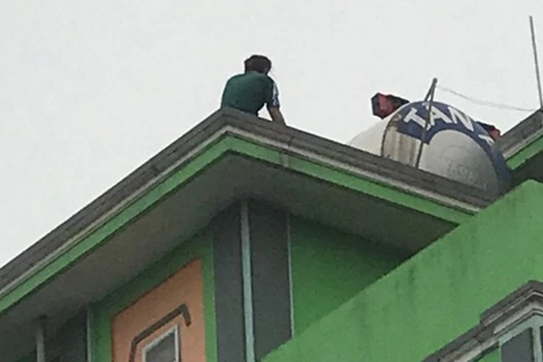 Cầm dao đòi tự tử rồi cố thủ 6 tiếng trên tầng 8 nhà nghỉ-1