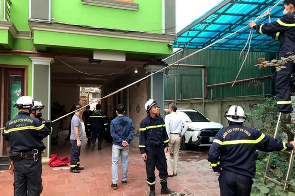 Cầm dao đòi tự tử rồi cố thủ 6 tiếng trên tầng 8 nhà nghỉ-2