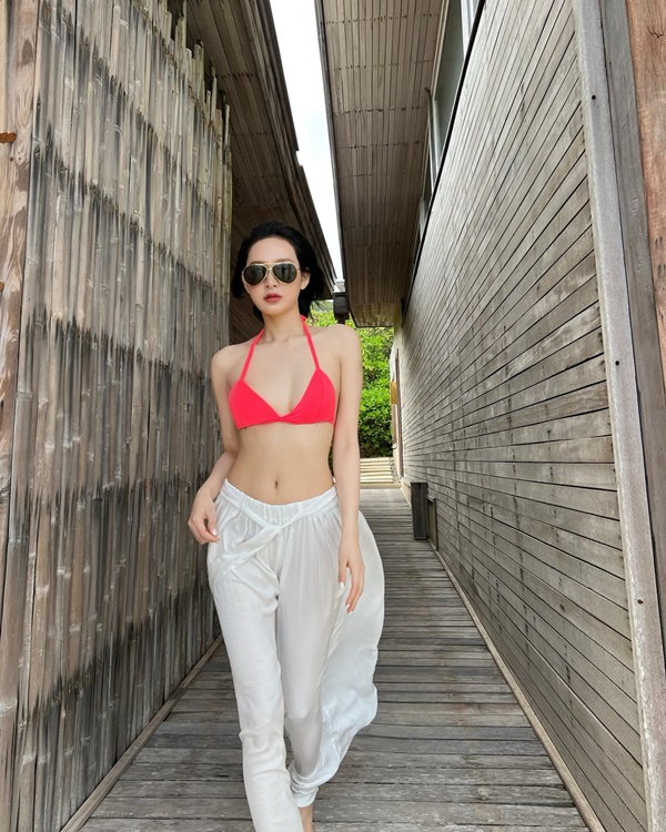 Hiền Hồ: Từ búp bê mặt đơ thành em gái sân golf, cứ lên đồ là khoe vòng 1 mơn mởn-4