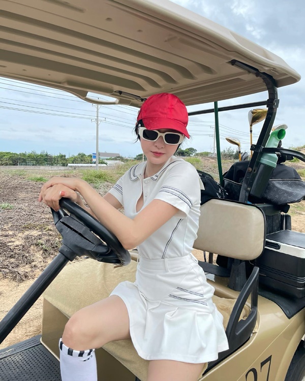 Hiền Hồ: Từ búp bê mặt đơ thành em gái sân golf, cứ lên đồ là khoe vòng 1 mơn mởn-16