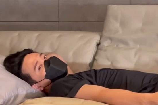 Trấn Thành sốt gần 39 độ do mắc Covid, xúc động nói với Hari Won: May có em chăm sóc