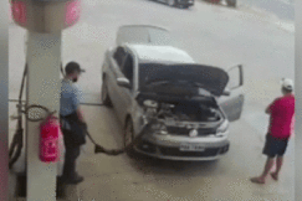 Khoảnh khắc xe van bất ngờ cháy, pháo hoa ‘nổ tưng bừng’ trước nhà thờ-1