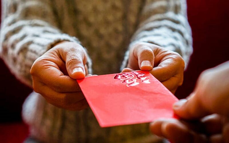 Mừng thọ mẹ chồng, tôi chuẩn bị phong bao để biếu bà ai ngờ lại bị mắng té tát, câu nói của chồng khiến tôi ức phát khóc-1