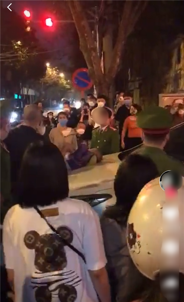 Nghi án đánh ghen rùm beng tại Hà Nội, sốc nhất là hình ảnh ôm đứa bé chặn đầu xe ô tô?-1