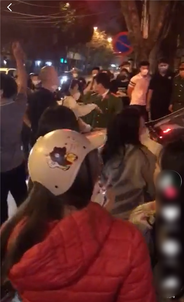 Nghi án đánh ghen rùm beng tại Hà Nội, sốc nhất là hình ảnh ôm đứa bé chặn đầu xe ô tô?-2