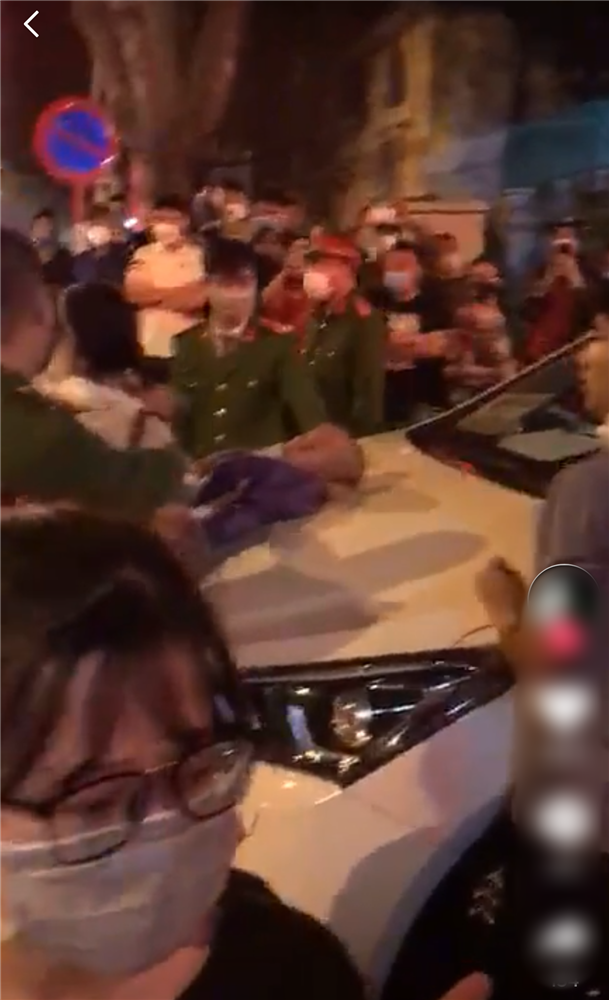 Nghi án đánh ghen rùm beng tại Hà Nội, sốc nhất là hình ảnh ôm đứa bé chặn đầu xe ô tô?-4