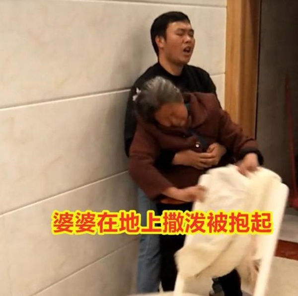 Mẹ chồng về sống chung, giữa đêm nghe được con dâu nói xấu mình với chồng, câu nói sau cùng khiến bà nổi điên xông đến xáp lá cà-3