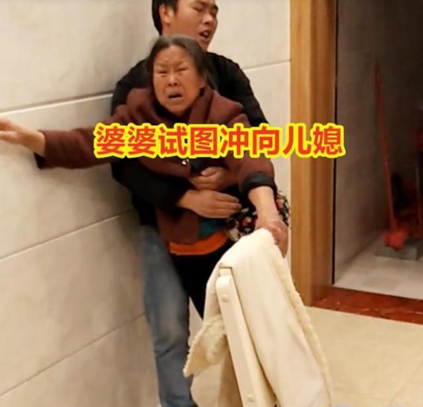 Mẹ chồng về sống chung, giữa đêm nghe được con dâu nói xấu mình với chồng, câu nói sau cùng khiến bà nổi điên xông đến xáp lá cà-4