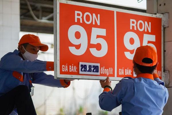 Bức xúc vì giá xăng Việt Nam giảm quá ít-1