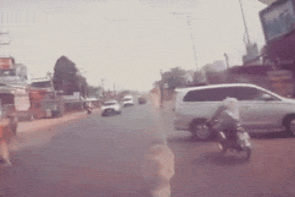 Tông vào đuôi ô tô, thanh niên ngã đập mặt xuống đường, bất tỉnh tại chỗ