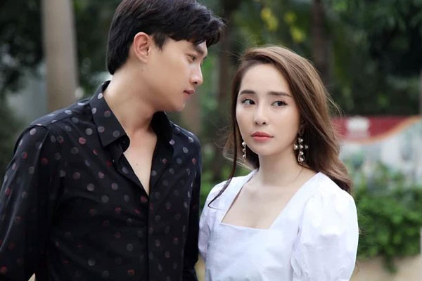 Đừng quá chú tâm vào drama nẫng chồng đàn chị mà lơ là cảnh giác: Trà xanh level thượng phẩm thế này giỏi qua mặt các bà vợ lắm-1