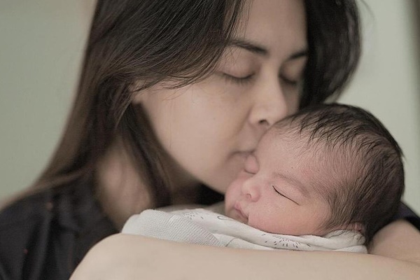 Người cha quỳ xuống yêu cầu 2 con trai đánh mình, nguyên nhân khiến nhiều người bất ngờ-5