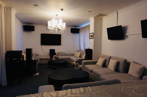 Lý Nhã Kỳ khoe mọi ngóc ngách trong tòa nhà mang tên mình, choáng nhất là bàn ăn rộng cho hơn 20 người-12