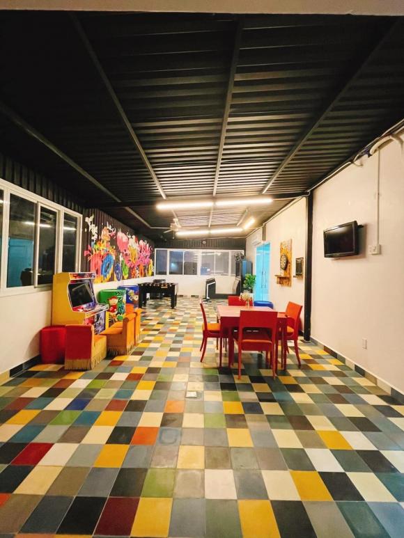 Lý Nhã Kỳ khoe mọi ngóc ngách trong tòa nhà mang tên mình, choáng nhất là bàn ăn rộng cho hơn 20 người-16